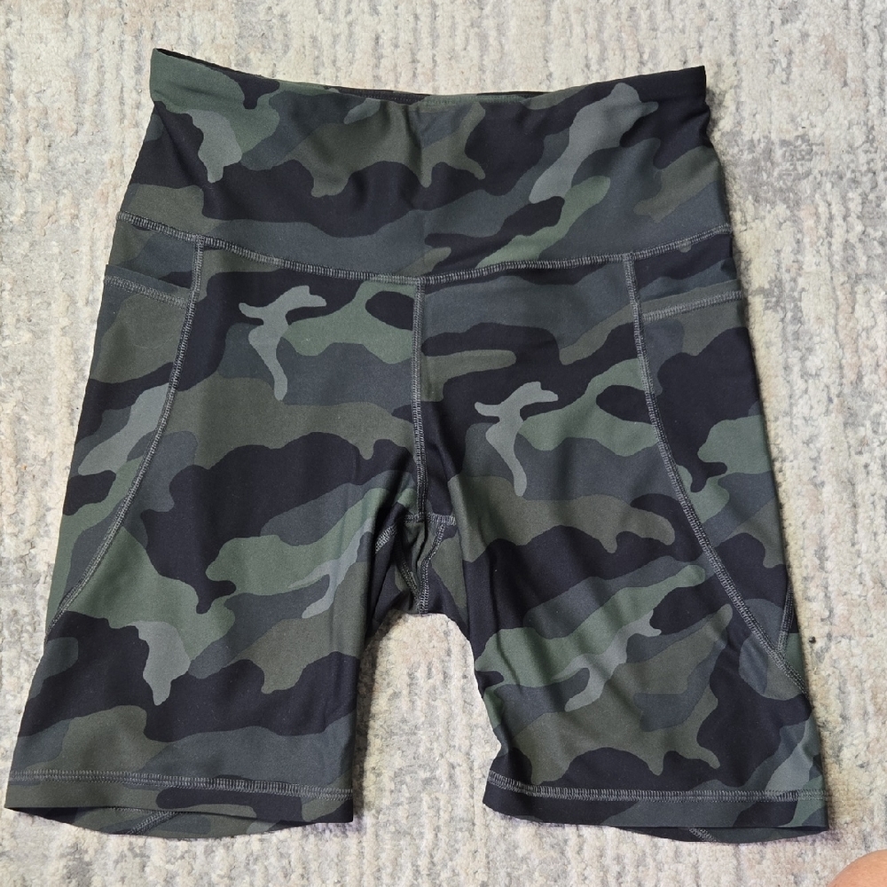 Womans Size Large Old Navy Active Green Camo Powersoft Shorts, Workout, Pockets